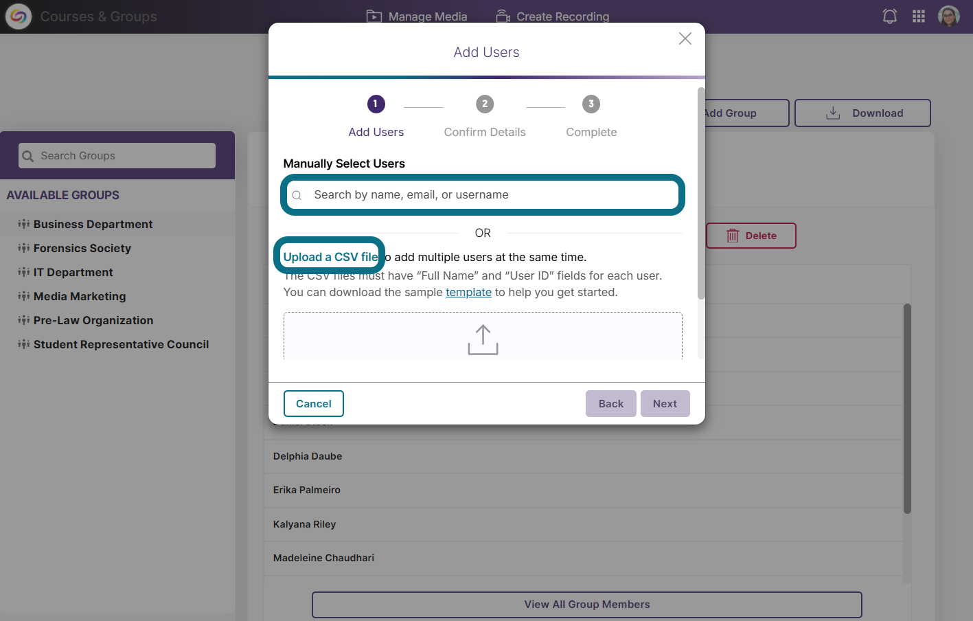 Ajout d'utilisateurs par sélection manuelle ou par téléversement d'un fichier CSV.